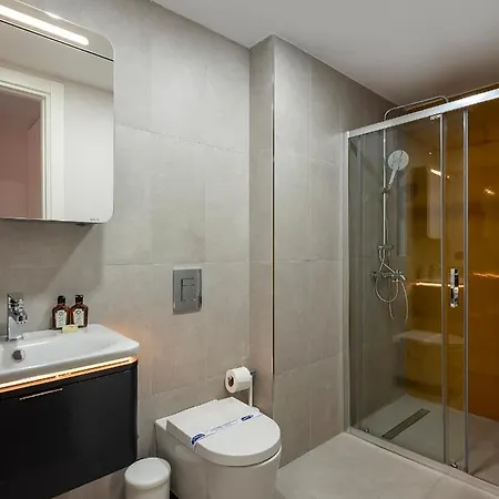 Beautiful Bright Modern 2bed2bath Gem! #67 *
